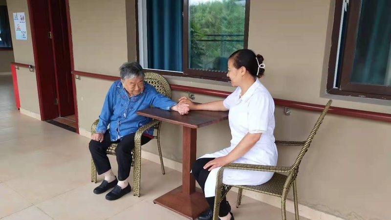 在具体选择养老床宽度时，可以从以下几个方面进行考虑：